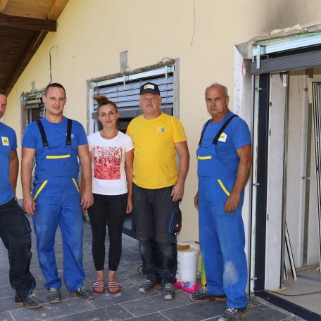 Die vom Brand betroffene Familie kam zu neuen AJM-Fenstern.