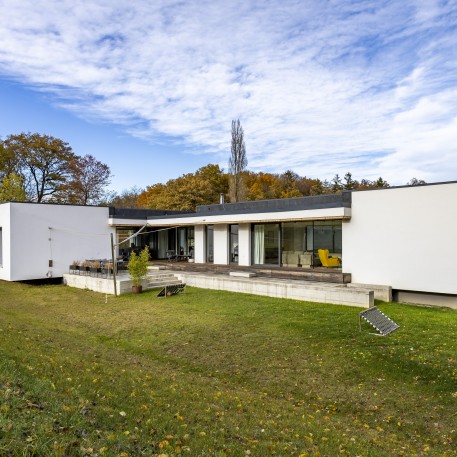 Es ist immer schön, nach Hause zu kommen. Vor allem in ein so schönes Familienhaus. Einfamilienhaus mit Aluminiumfenstern.